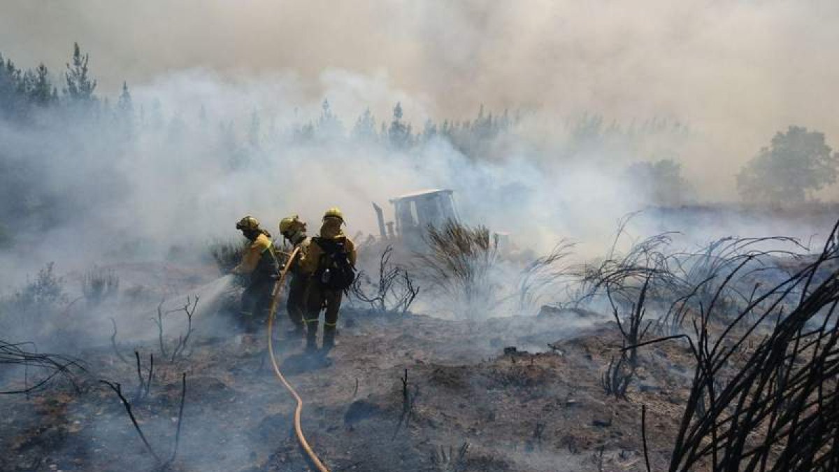 Efectivos de extinción interviniendo en el fuego declarado ayer en San Miguel de Langre. BRIF TABUYO