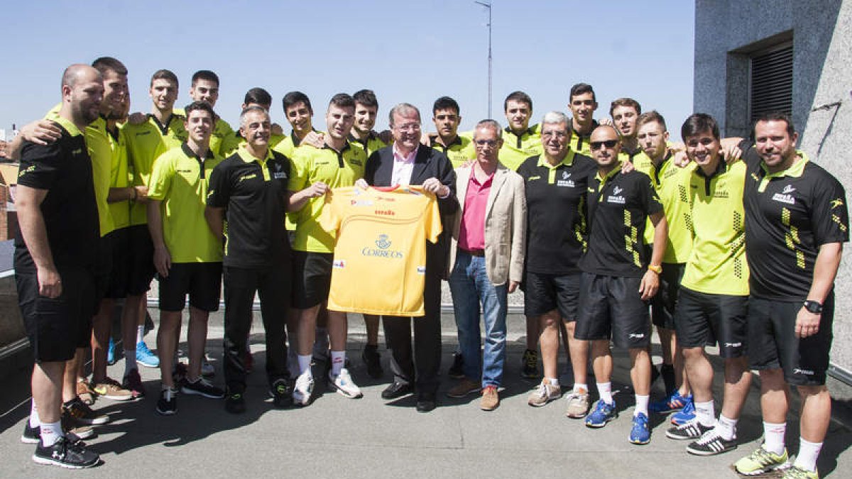 El alcalde, en el centro, junto a jugadores y cuerpo técnico de la selección júnior. F. OTERO PERANDONES
