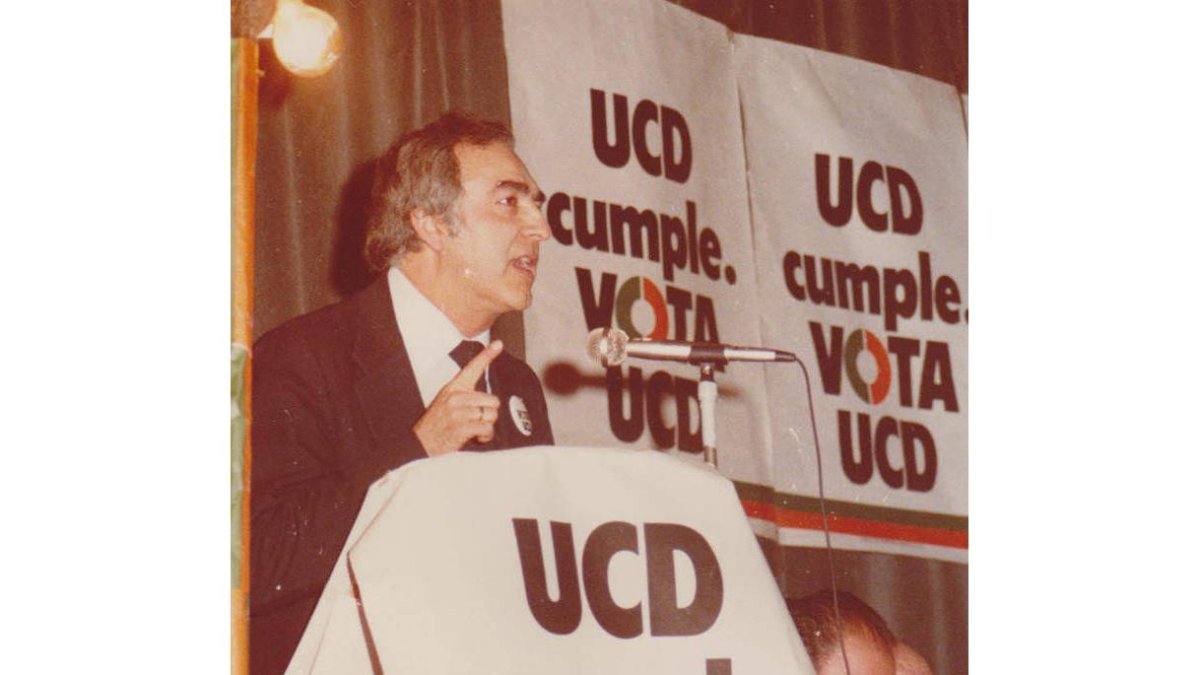 Manuel Ángel Fernández Arias durante un mitin de UCD. DL