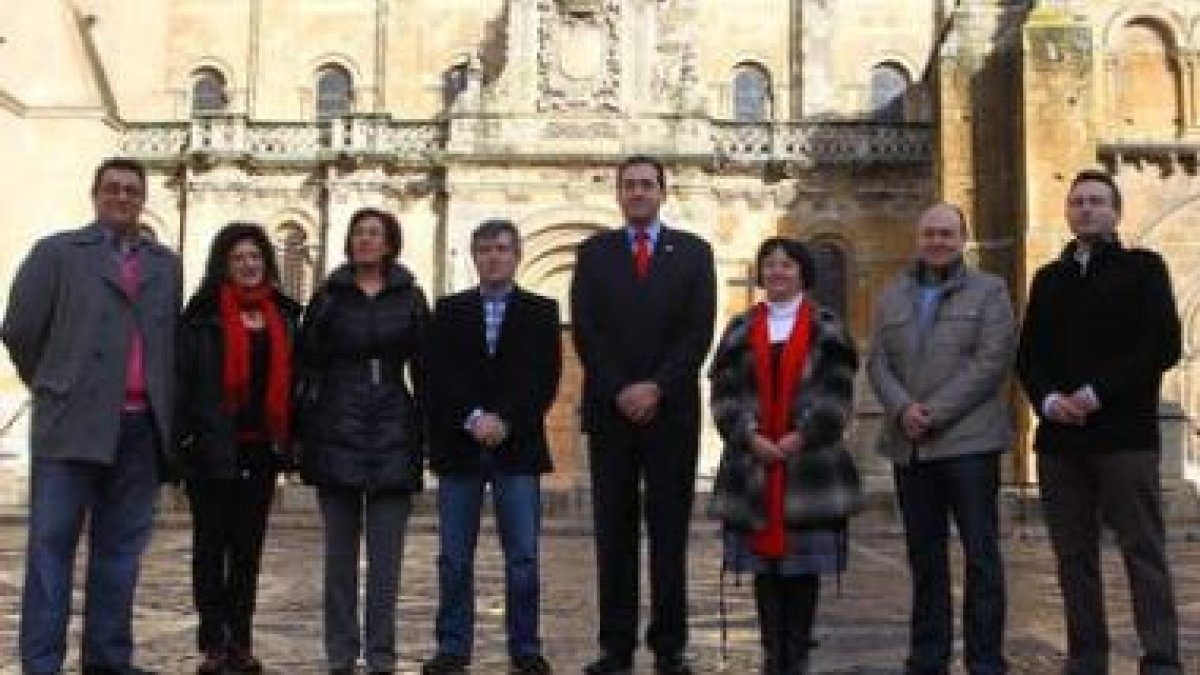 Foto de familia de los siete primeros de la lista autonómica del PSOE con Francisco Fernández.
