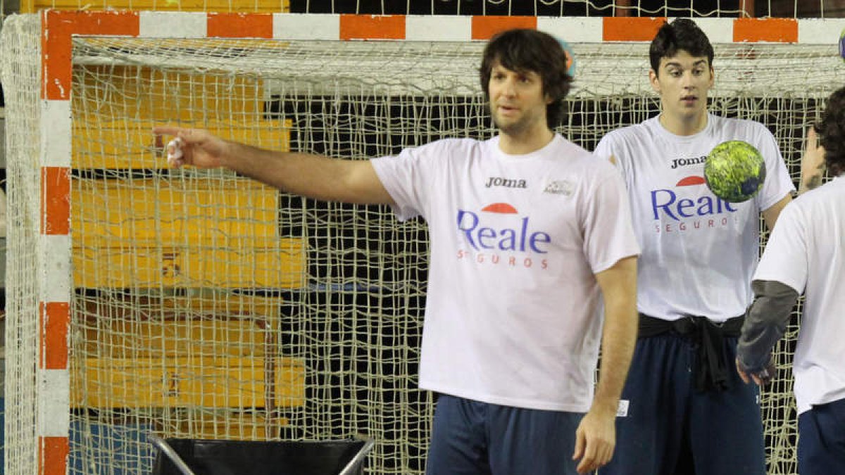 El pivote argentino Gonzalo Carou y el meta croata Matej Asanin.