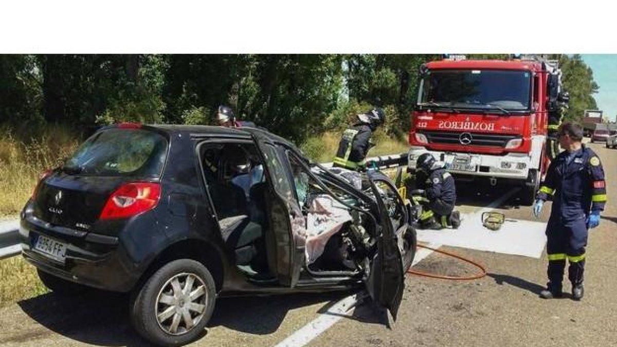 Estado en el que quedó el vehículo que chocó contra una autobús en Hospital de Órbigo. BOMBEROS DE LEÓN