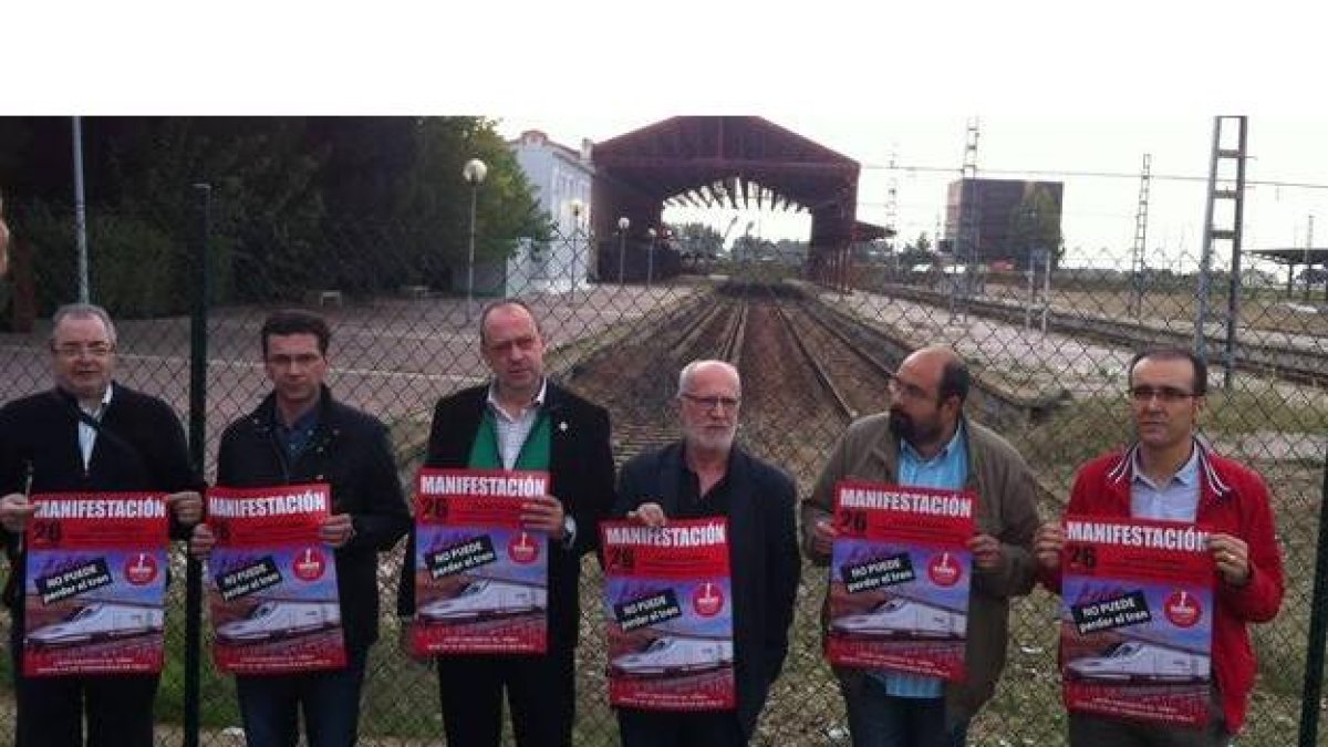 Los representantes de la plataforma contra los recortes del tren presentaron ayer la marcha.