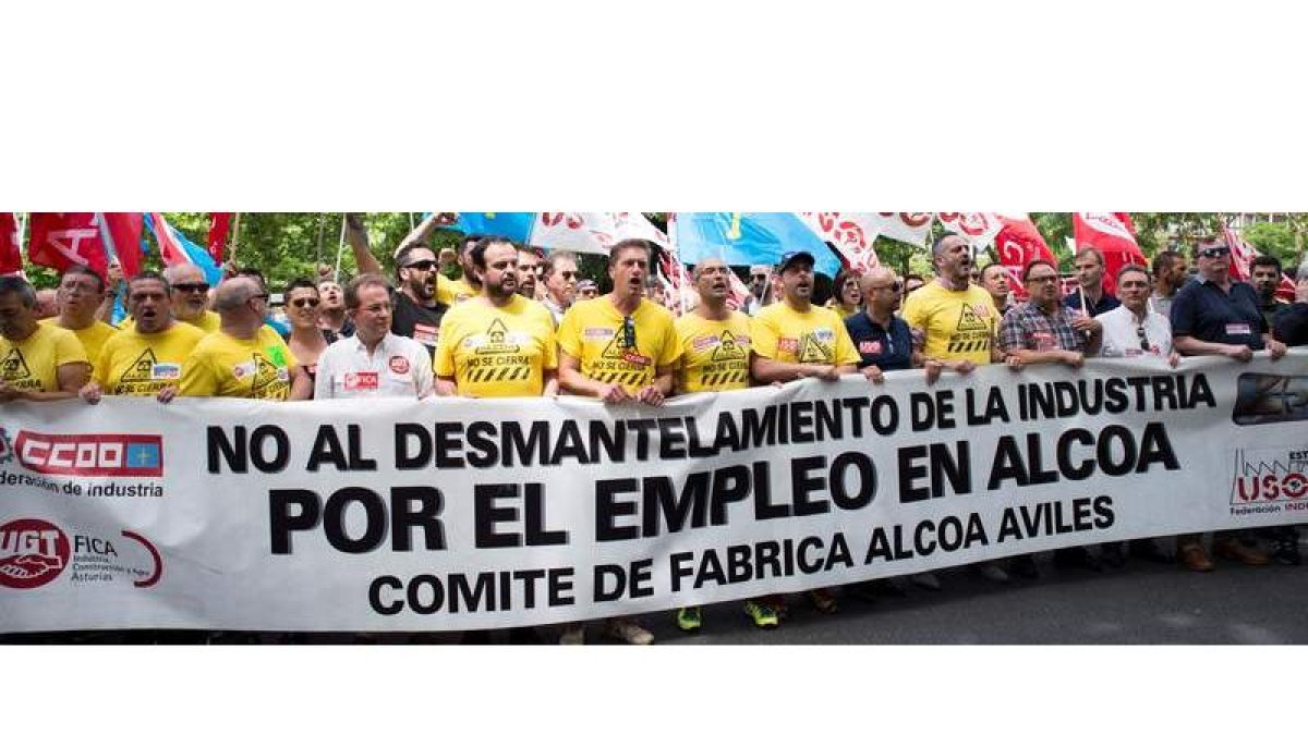 Trabajadores de Alcoa en Asturias manifestándose contra el cierre. PIERGIOVANNI