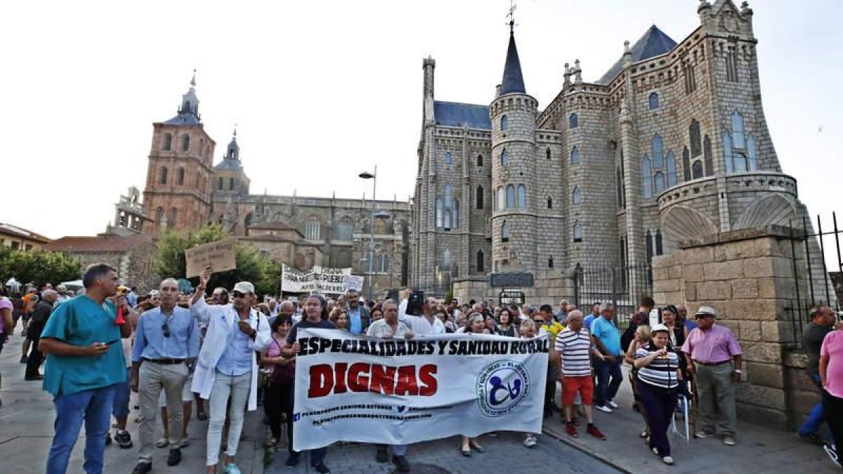 Alrededor de 2.000 personas se concentraron anoche en la plaza de la Catedral de Astorga para exigir una vez más el mantenimiento de las infraestructuras sanitarias en el medio rural.