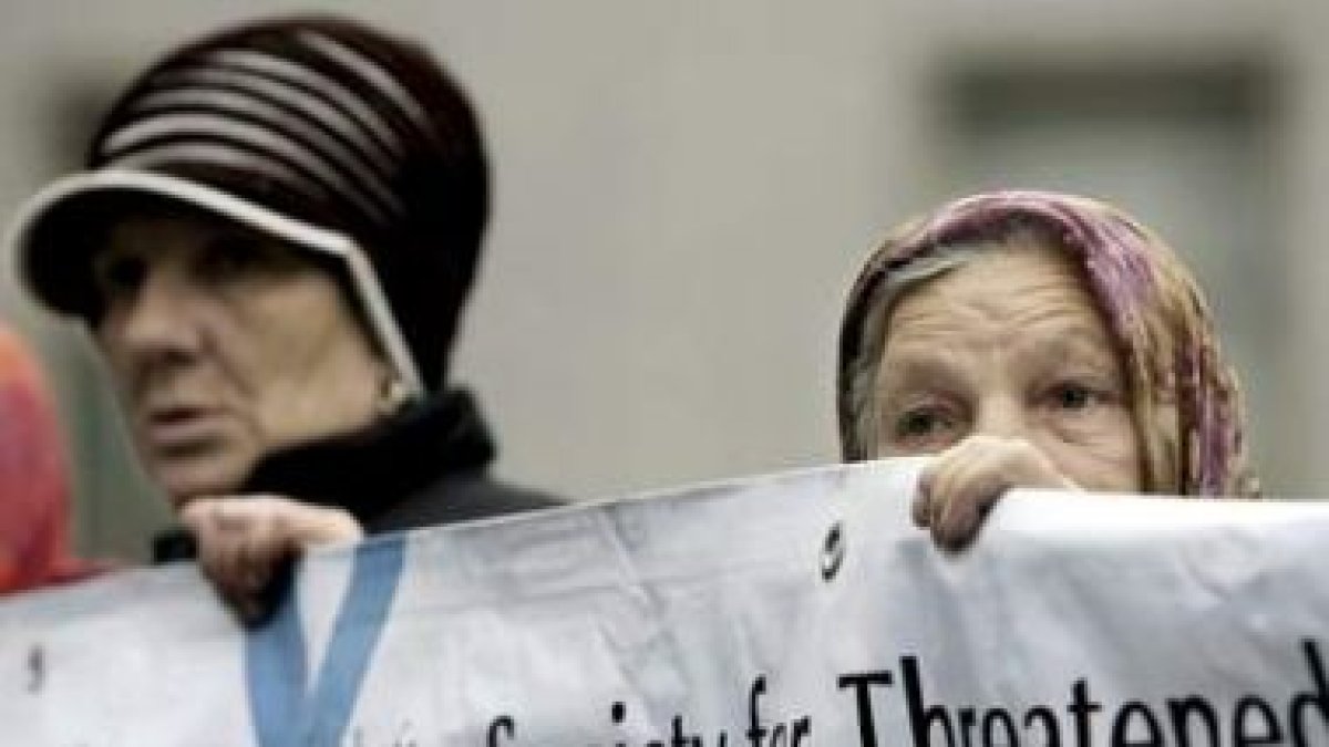 Mujeres bosnias se manifiestan a las afueras del tribunal que juzga a Radovan Karadzic.