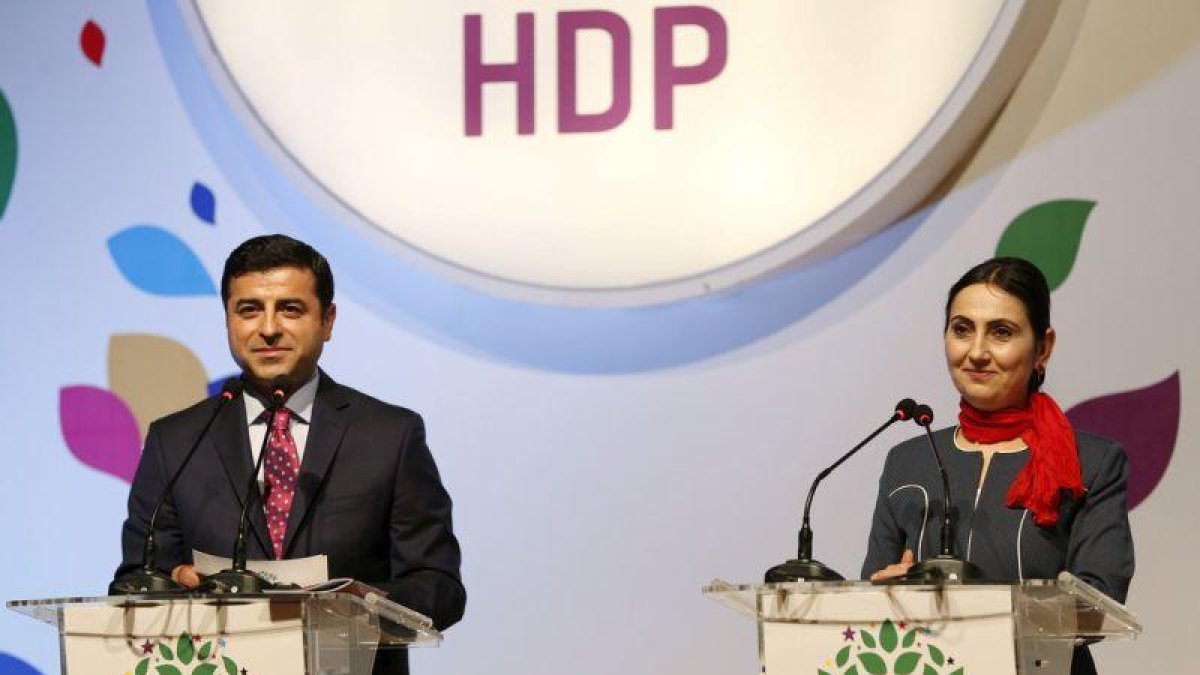 Selahattin Demirtas y Figen Yuksekdag, presidentes del prokurdo HDP, en una rueda de prensa en Estambul, en una imagen de archivo.