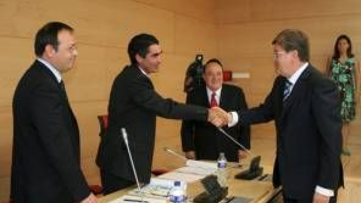 José Manuel Fernandez Santiago saluda a los miembros de la directiva de Cecale