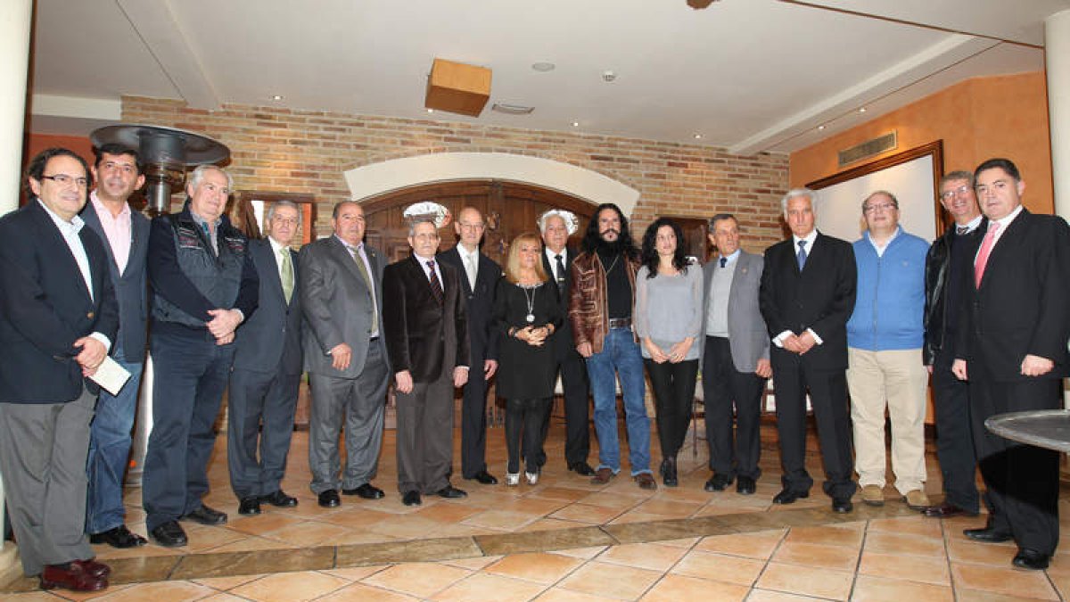Carrasco y dirigentes del PP posan con los alcaldes galardonados con la gaviota de plata, ayer en la comida del PP.