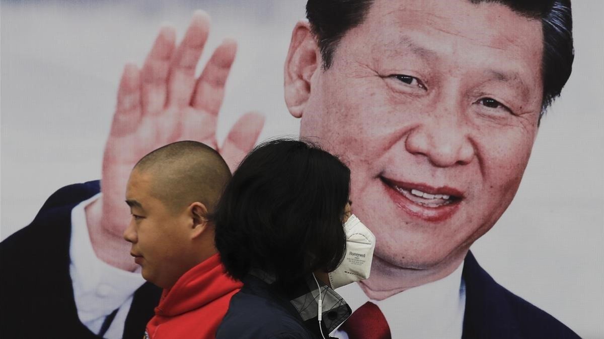 Una valla publicitaria con la foto del líder chino Xi Jinping en Pekín.