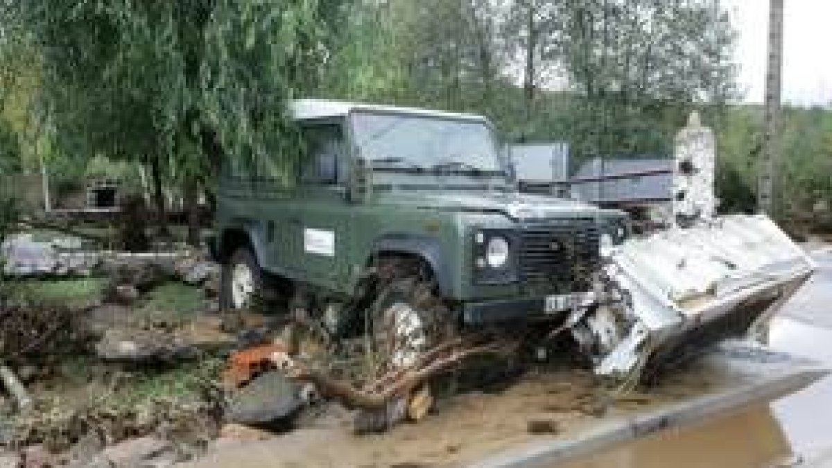 En Truchas, varios vehículos fueron arrastrados por las aguas