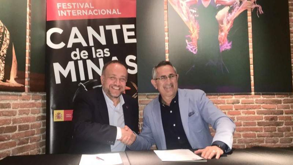 Gerardo Álvarez Courel y Pedro López Milán, en la firma. DL