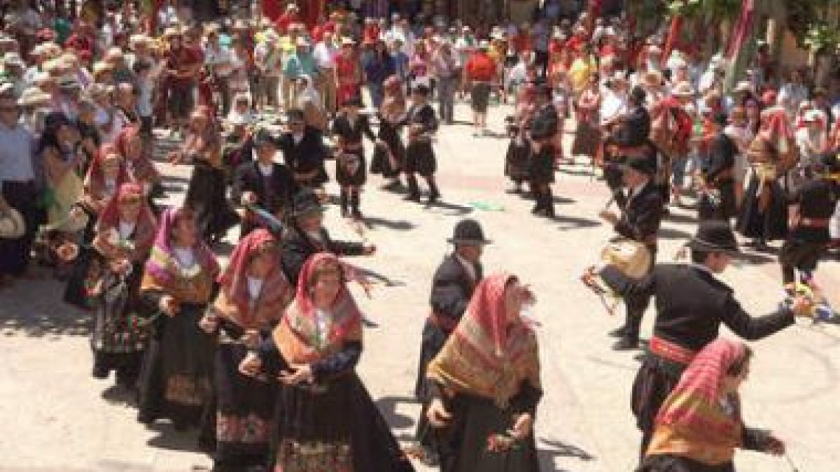 Un grupo de maragatos participa en un baile popular durante una fiesta.