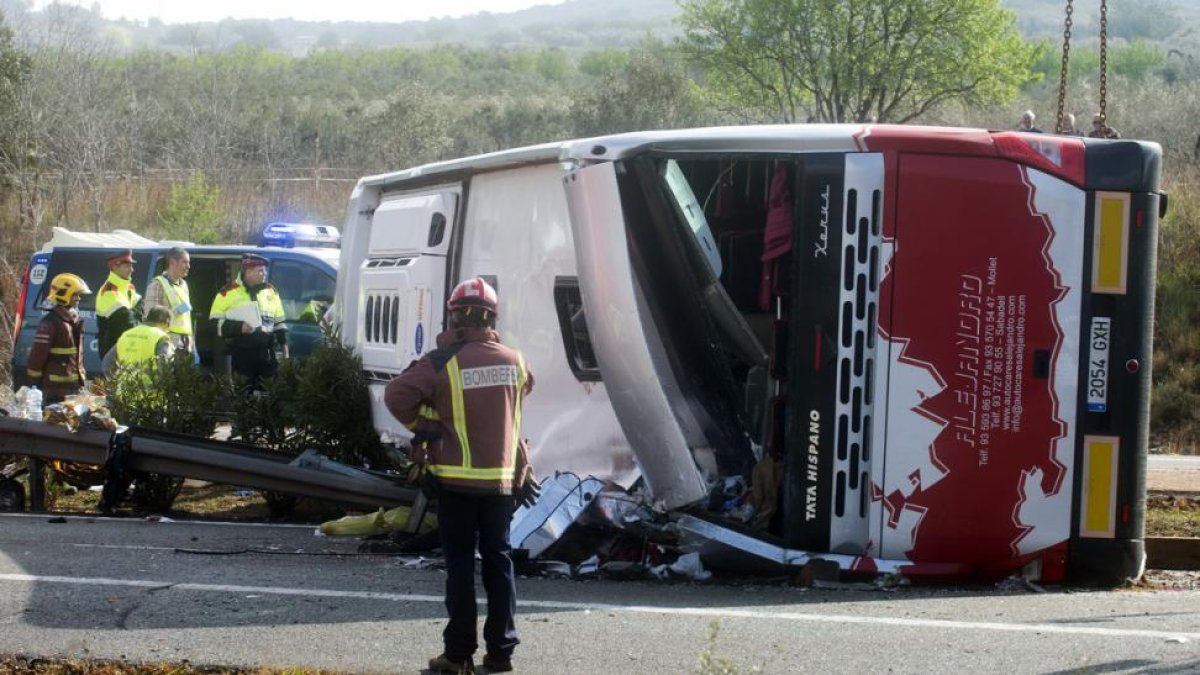 El autocar siniestrado en Freginals, antes de que fuera retirado.