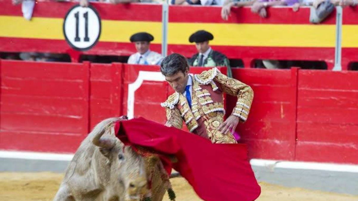 José Tomás dando un pase con la muleta al primero de su lote durante la corrida de la Feria del Corpus, en Granada, donde sufrió la cogida a consecuencia de la cual sufre una fractura de costilla.