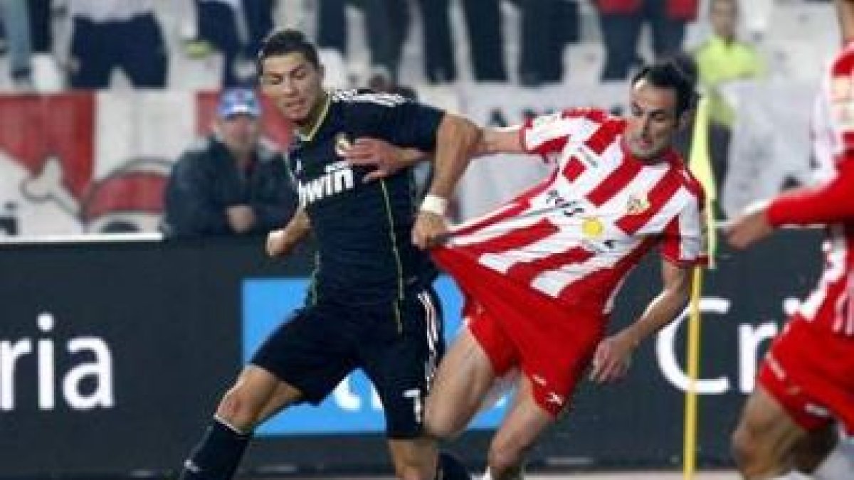 Ronaldo lucha por el balón con el defensa del Almería Juan Manuel Ortiz.