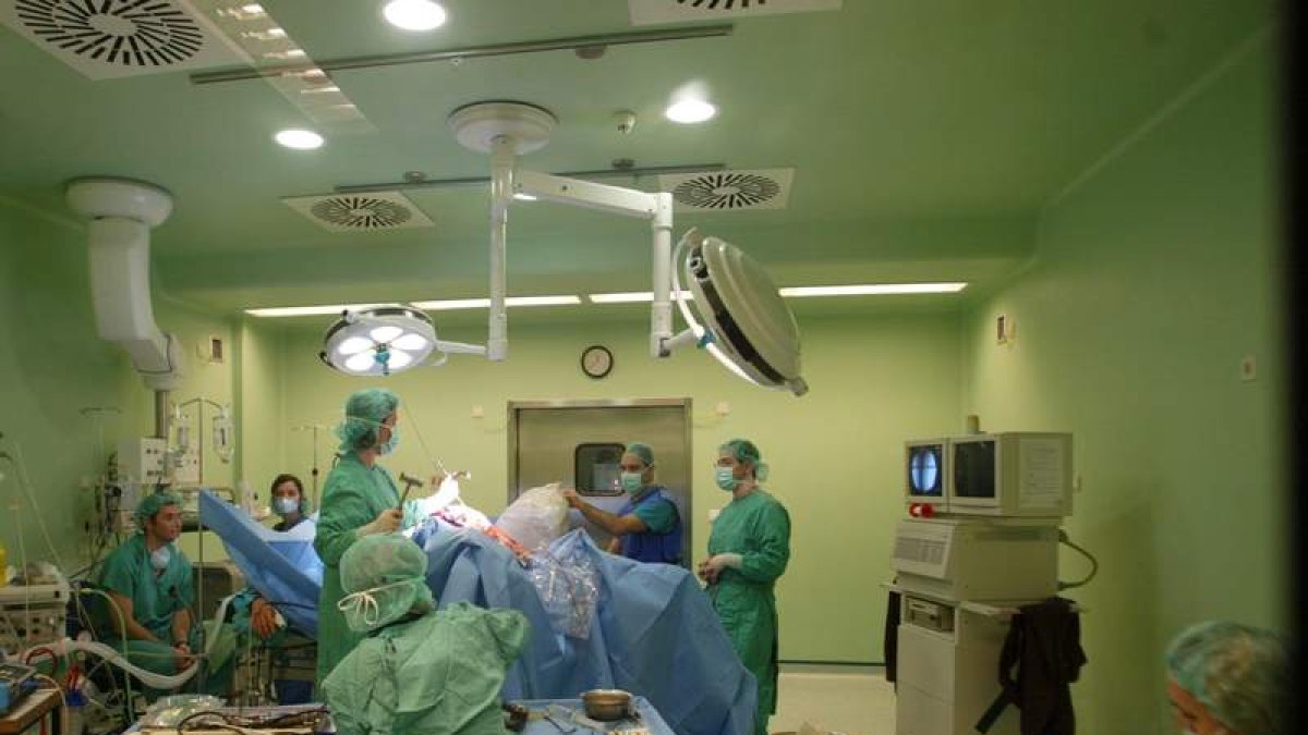 Una operación en un quirófano de una clínica privada de León.