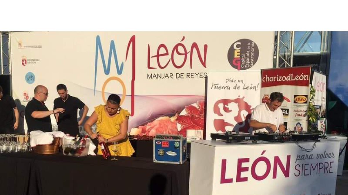 El stand de ‘León, manjar de reyes’ muestra los mejores sabores de León en Gijón. DL