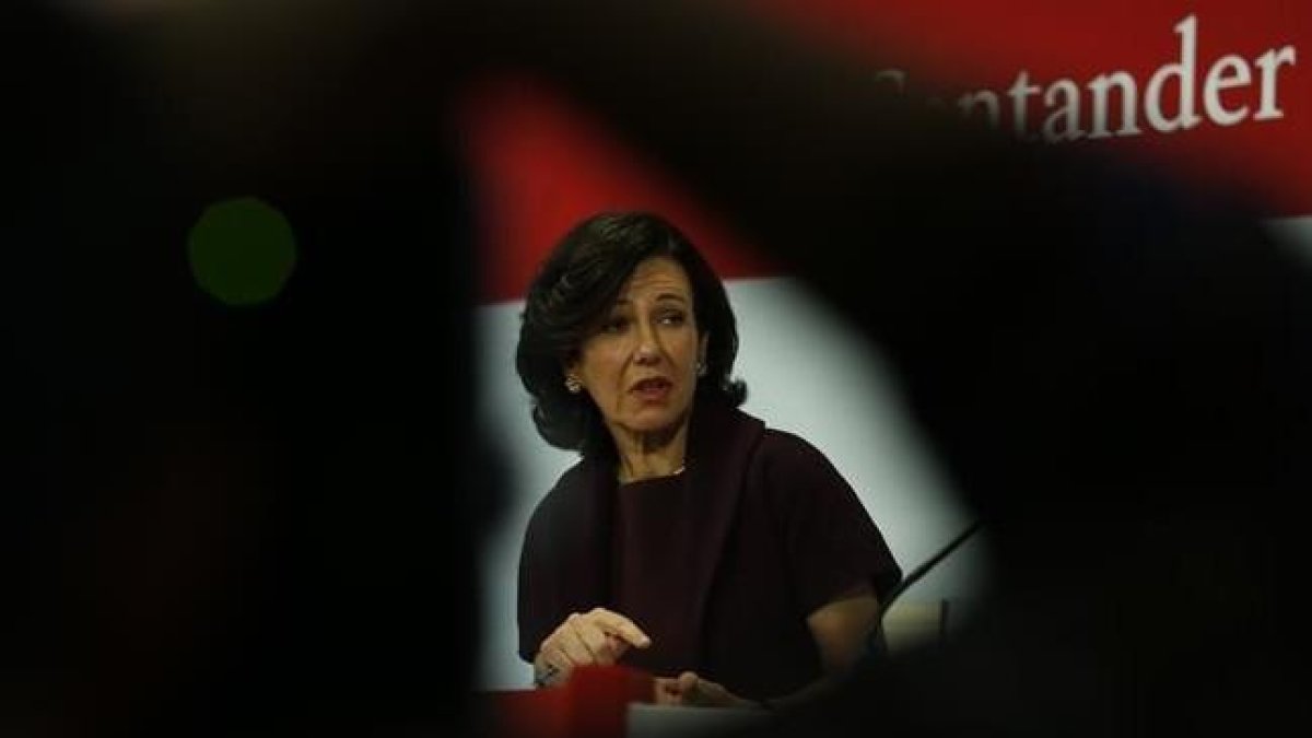 La presidenta de Santander, Ana Patricia Botin, durante la presentación de resutados del 2015 de la entidad.
