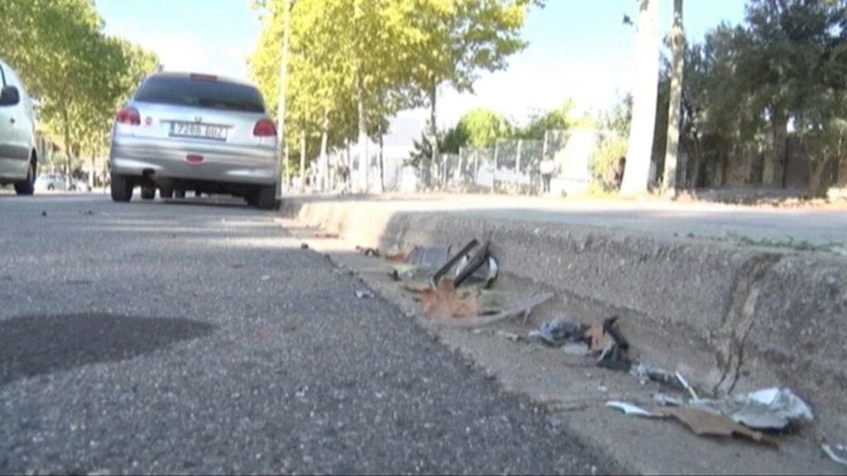 Restos del accidente en que una joven ha resultado herida.