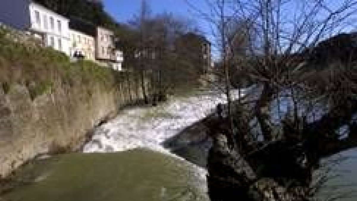 Una imagen de archivo del río Burbia a su paso por la población de Villafranca del Bierzo