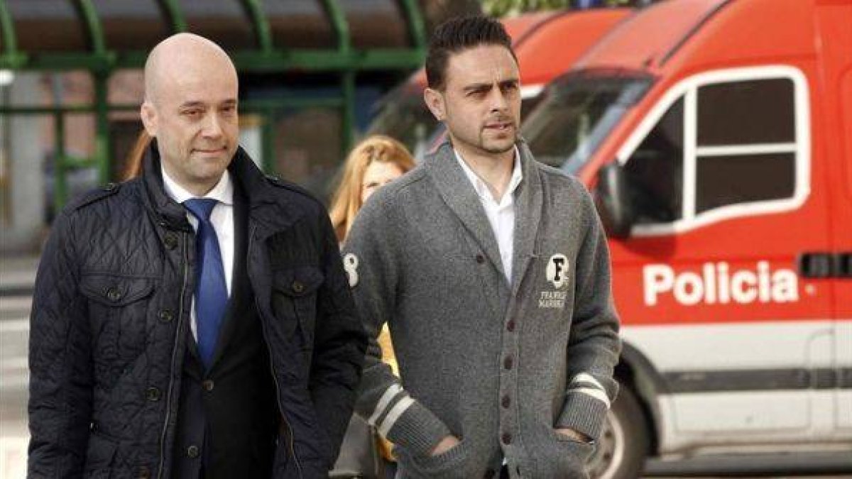 Sergio García, acompañado de su abogado, a su llegada al Palacio de Justicia de Pamplona para declarar ante el juez por el presunto amaño del Espanyol-Osasuna.