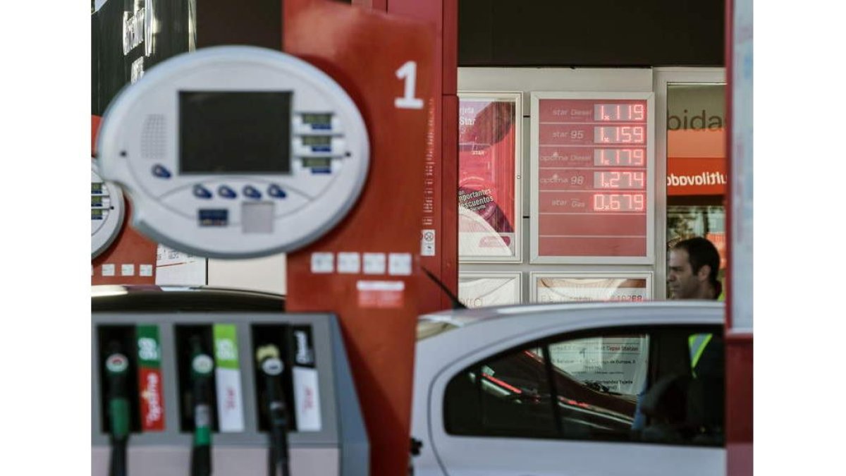 Un hombre reposta en una estación de servicio.