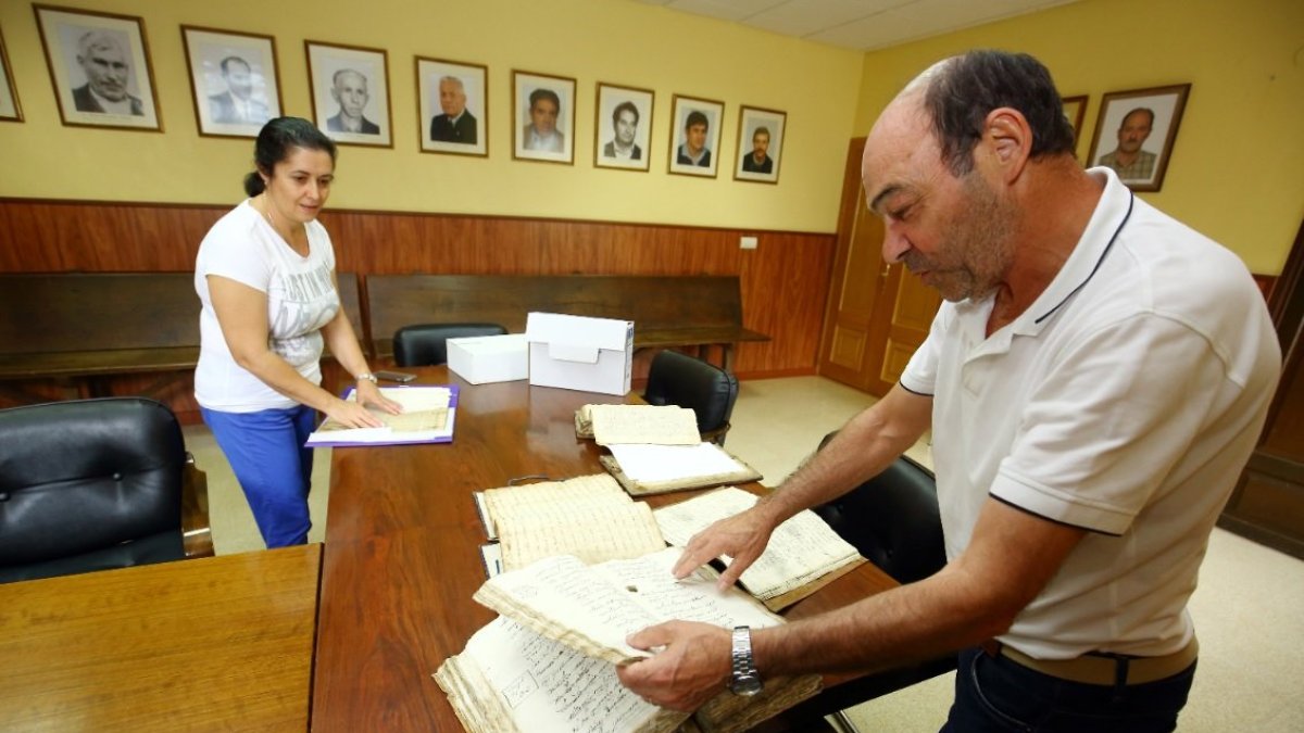 La alcaldesa de Castropodame, Josefa Álvarez, junto al concejal de Cultura, Rogelio Meléndez, muestran los documentos históricos del municipio que se quieren digitalizar. CÉSAR SÁNCHEZ