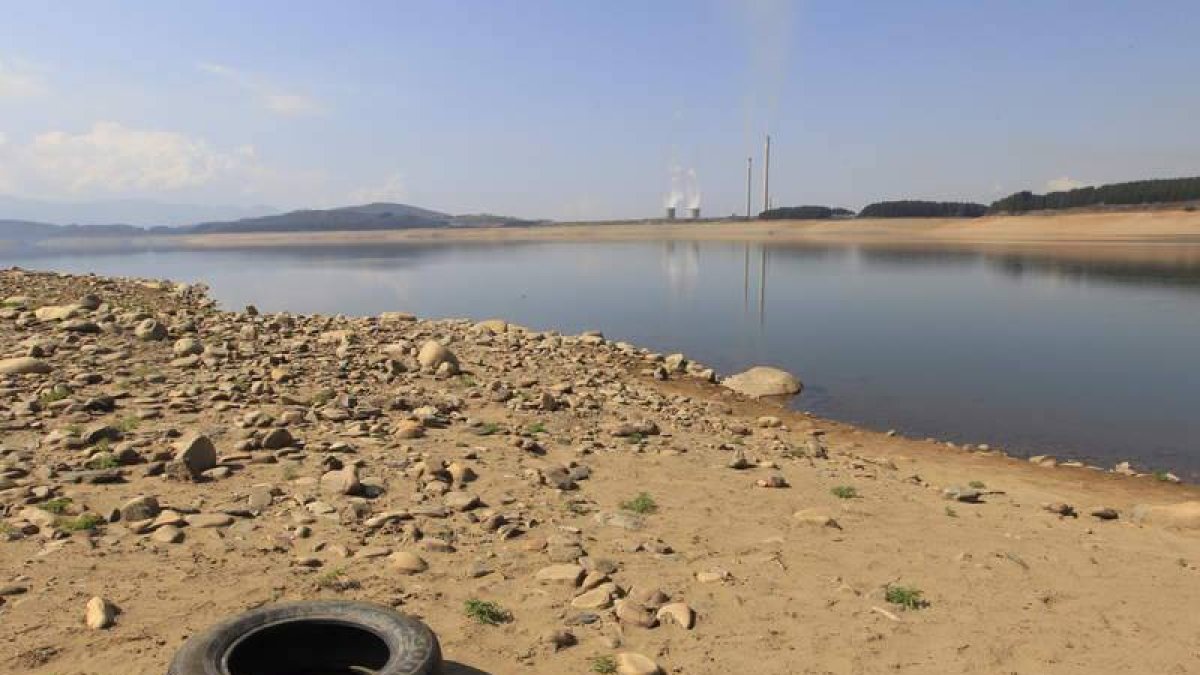 Imagen del pantano de Bárcena desde Congosto, con la térmica de Cubillos al fondo. de la mata