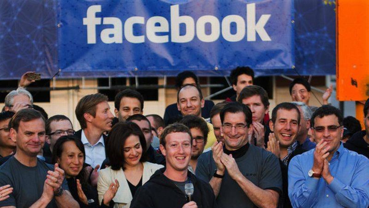 Mark Zuckerberg junto a otro de los fundadores de Facebook, Robert Greifeld. Zef Nikolla