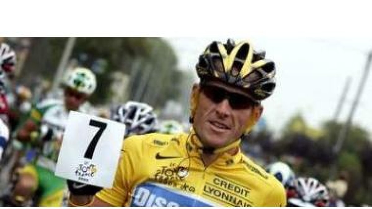 Armstrong con un cartel  ilustrativo del número de tours que ha ganado: siete consecutivos