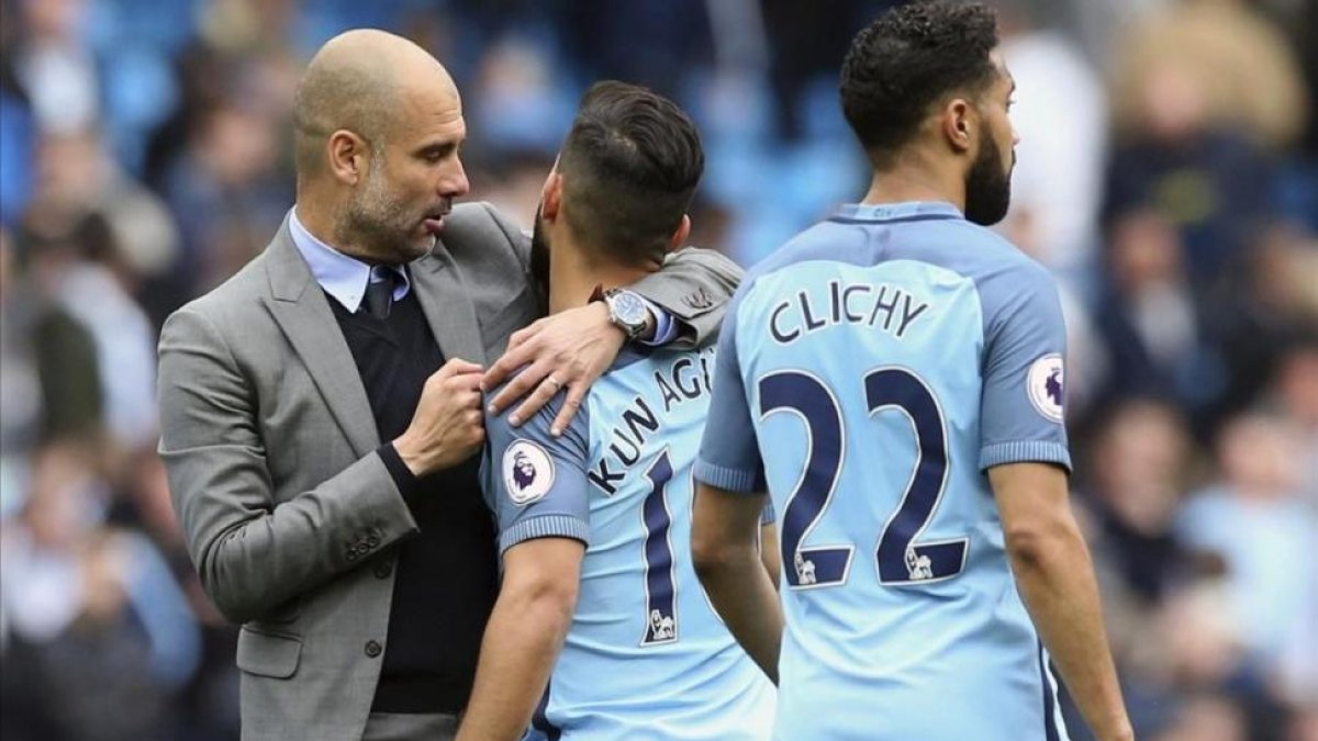 Guardiola abraza a Agüero al final del partido.