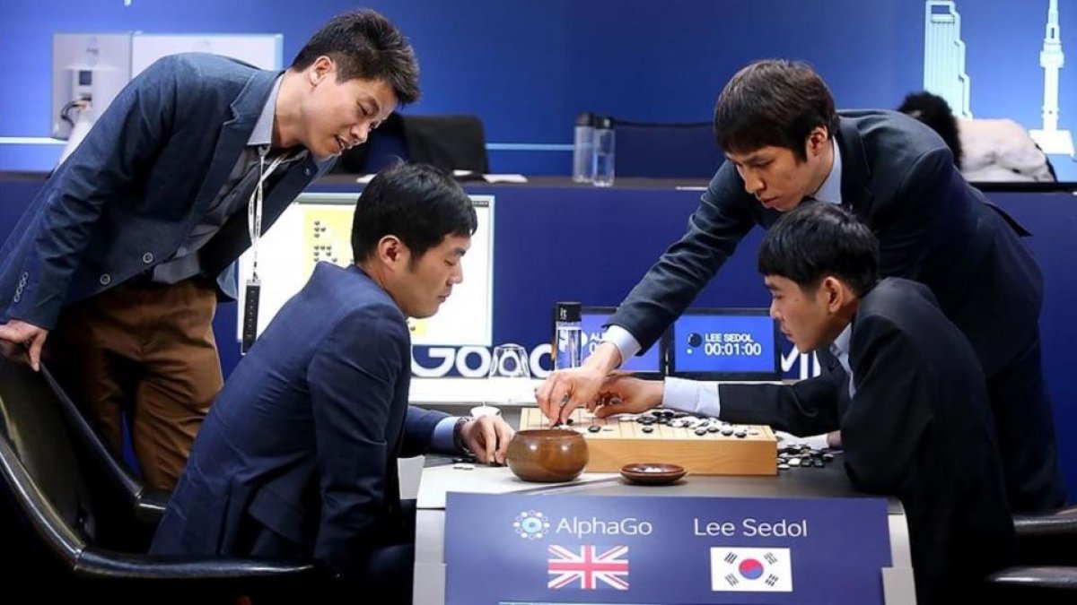 Lee Se-dol hace un movimiento en la tercera partida contra AlphaGo.