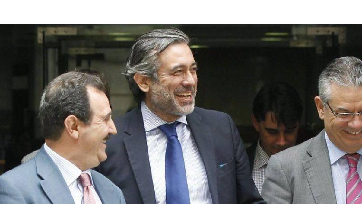 Enrique López, con corbata azul, tras ser nombrado magistrado del Constitucional, el 7 de junio del 2013.