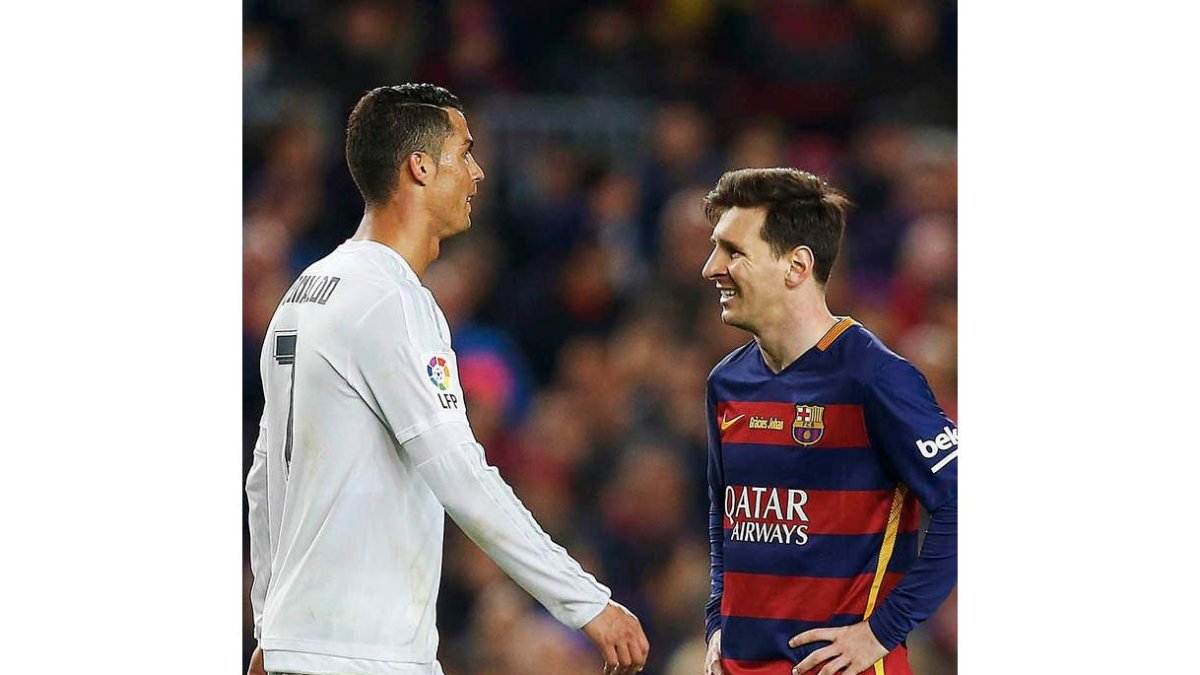 Cristiano le ganó la partida a Messi durante el clásico del sábado en Barcelona. ALEJANDRO GARCÍA