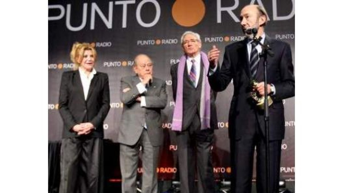 Tita Cervera, Jordi Pujol y Luis del Olmo observan a Rubalcaba tras recoger su premio.