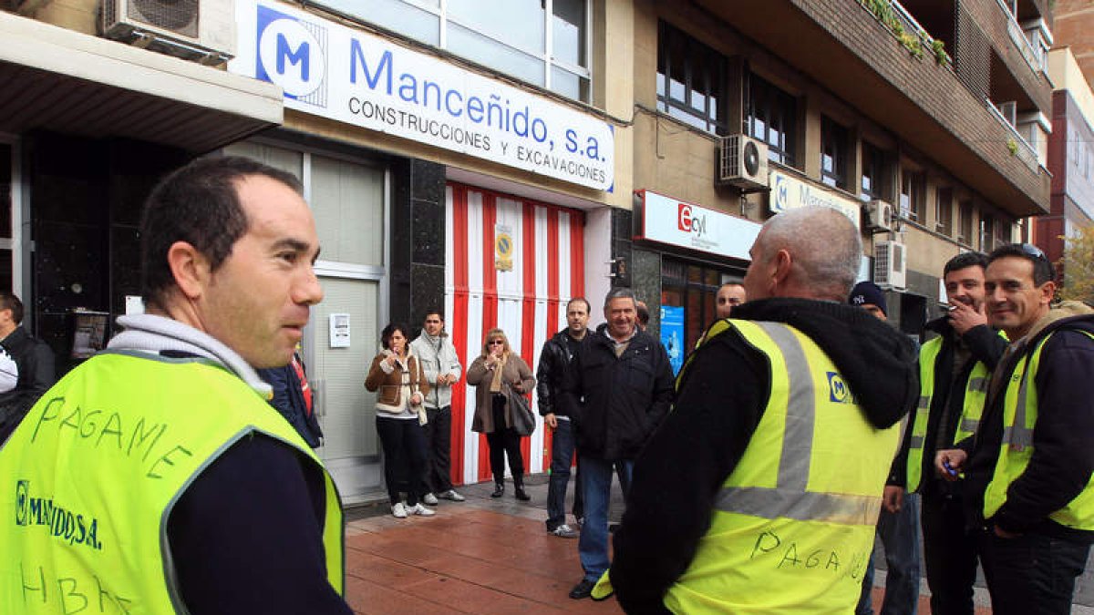 Los trabajadores se concentraron ayer ante la sede de la empresa, en Ponferrada.