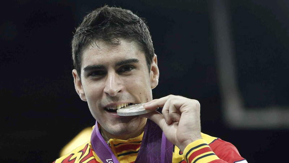 El español Nicolás García muerde su medalla de plata.