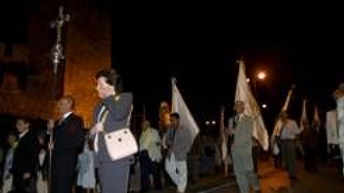 Cientos de personas participaron en la procesión por la zona alta de la ciudad