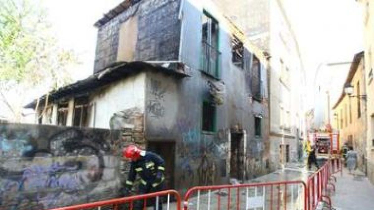 La casa incendiada está ubicada en la calle Oncemil Vírgenes de Ponferrada.