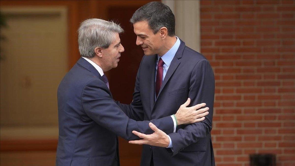 Pedro Sánchez, junto al presidente madrileño, Ángel Garrido