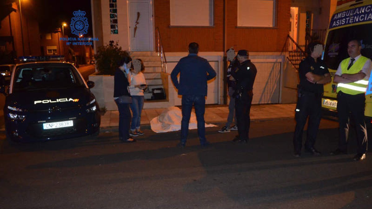 Imagen facilitada por la Policía Nacional del lugar de los hechos, junto al número 17 de la la calle Marqués de Santillana. DL