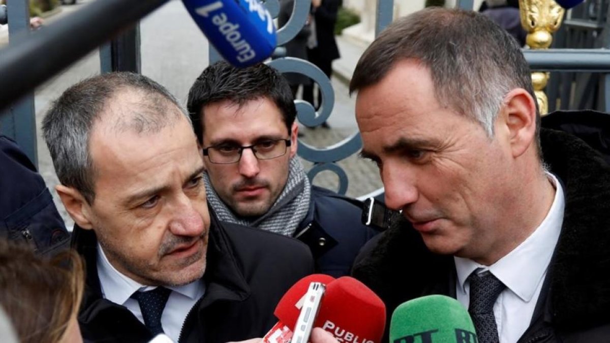 Gilles Simeoni (a la derecha) y Jean-Guy Talamoni (a la izquierda), los líderes nacionalistas corsos, atienden a la prensa a la salida del ministerio francés de Interior.