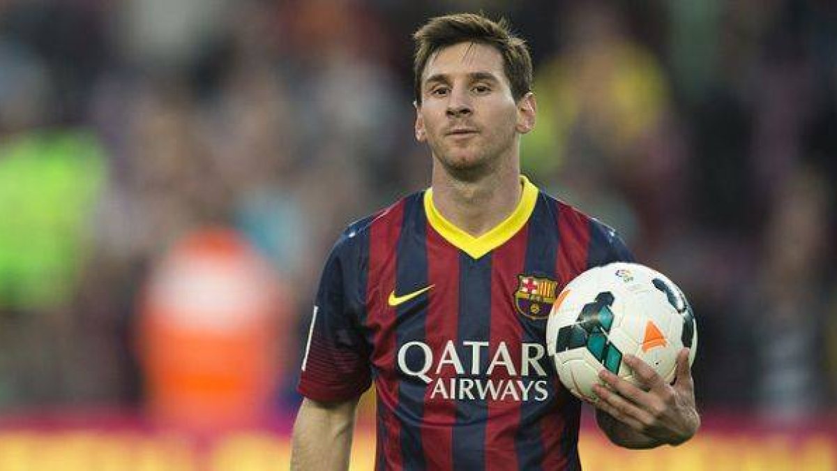 Messi, con el balón con el que marcó tres goles a Osasuna y superó a Alcántara como máximo goleador de la historia azulgrana.