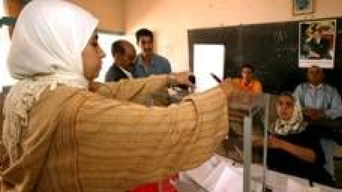Una mujer ejerce el derecho al voto en un colegio electoral de Casablanca en el 2003