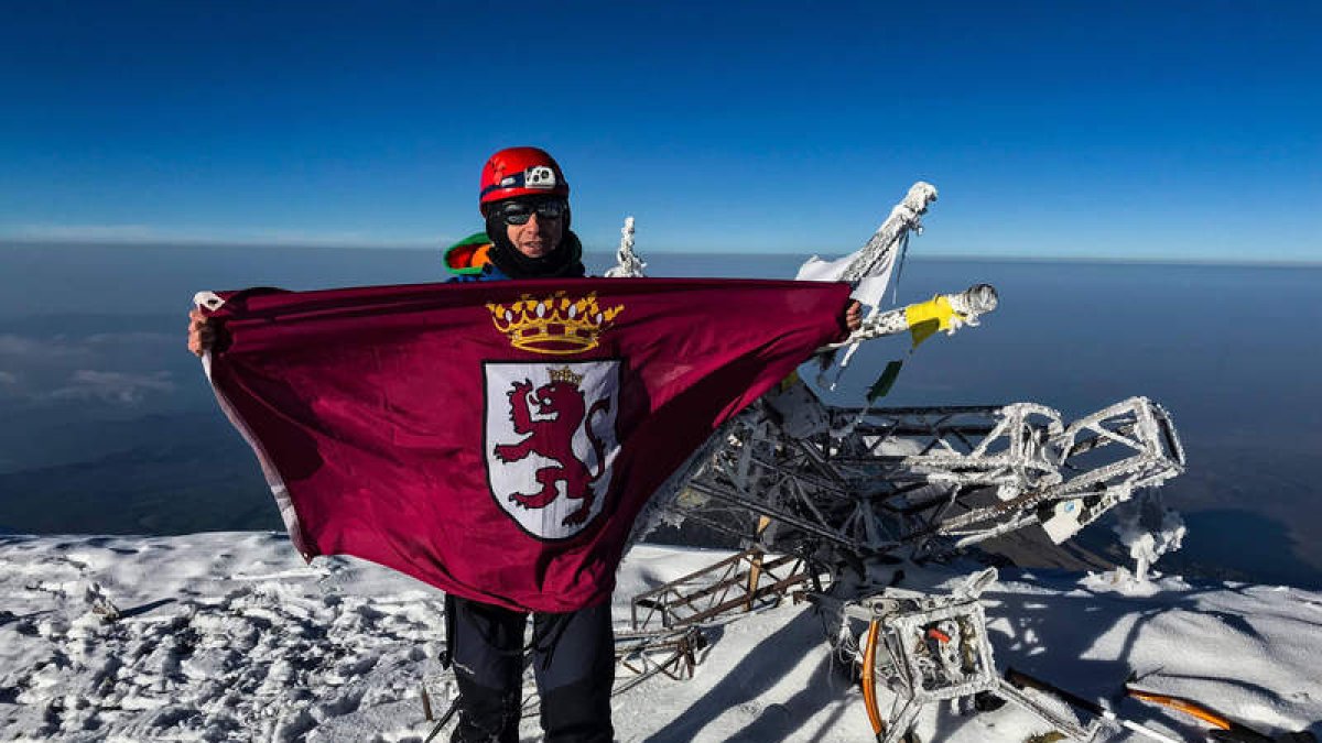 Hugo logró hollar en la cima del Citlaltépetl o Pico Orizaba tras algo más de siete horas de ascensión. Su primo Pablo se quedó a unos cientos de metros debido al mal de altura que le provocó vómitos y mareos. A pesar de ello el objetivo se cumplía y la b