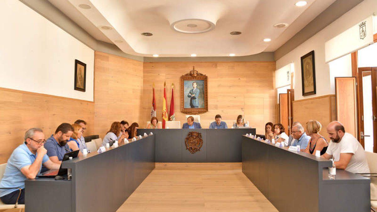 Un momento del pleno celebrado ayer en el Ayuntamiento de La Bañeza. DANIEL PISABARRO
