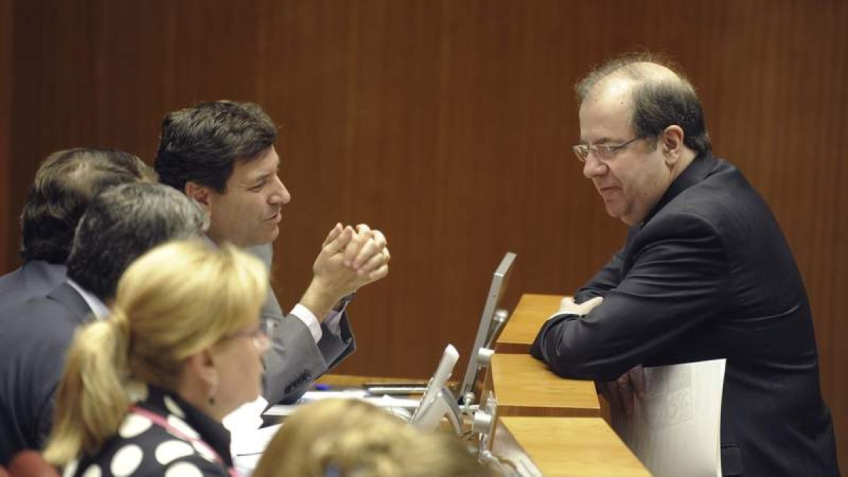 Herrera conversa con Fernández Carriedo durante la sesión plenaria de ayer.