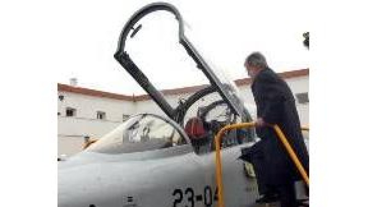 Ibarra sube a un F-5 el día que inauguró la escuela de Talavera