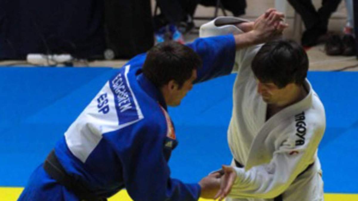 Álvaro Sánchez (judogi blanco) en su combate por el bronce.